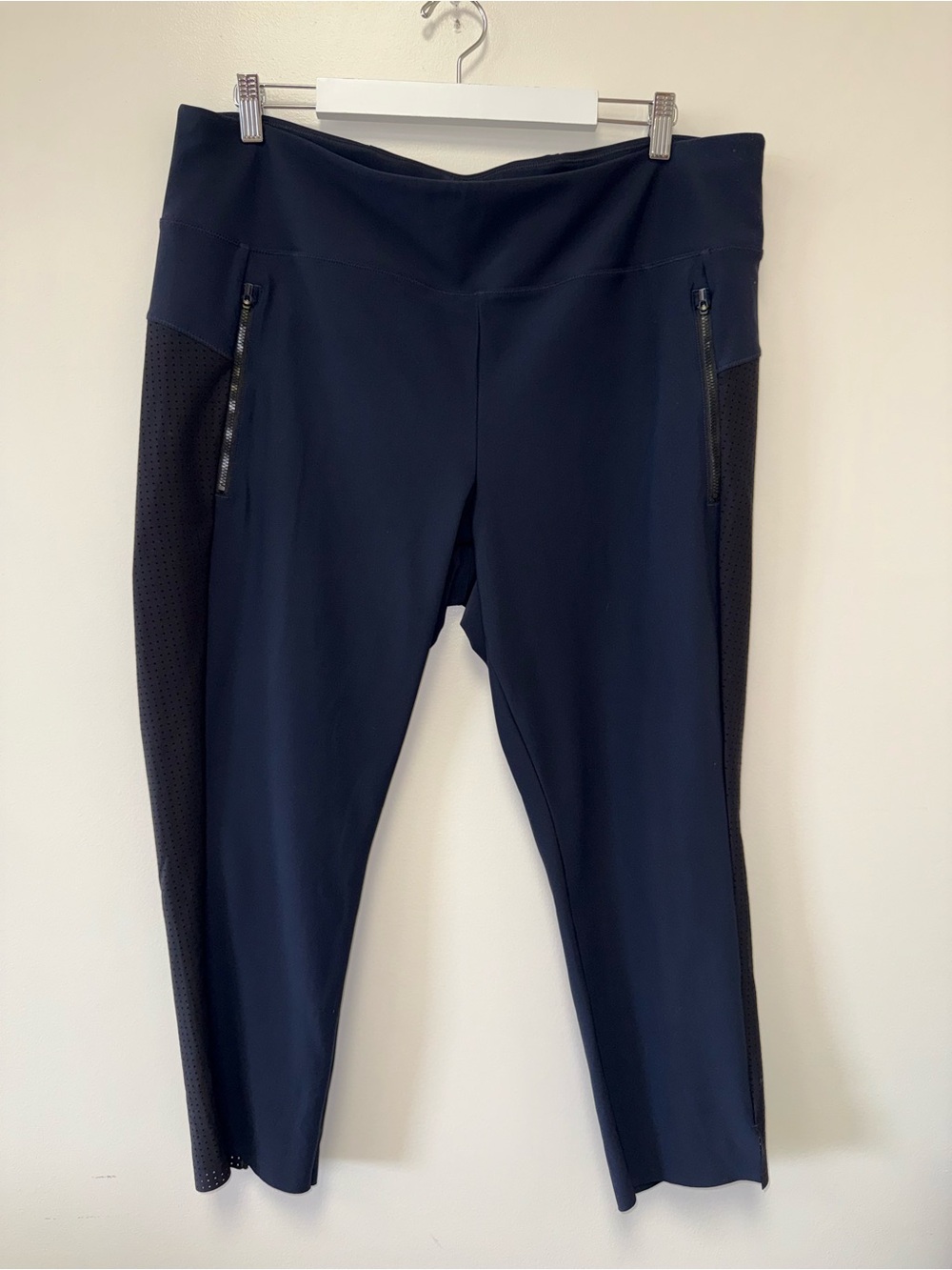 Athleta (1X) Navy Blue Leggings with Black Mesh Sides & Zipped Pockets